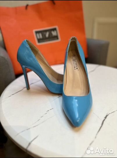 Туфли лодочки лаковые 37 на шпильке голубые