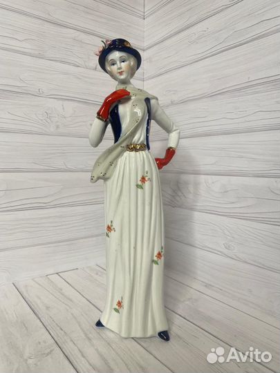 Фигурка фарфоровая Дама