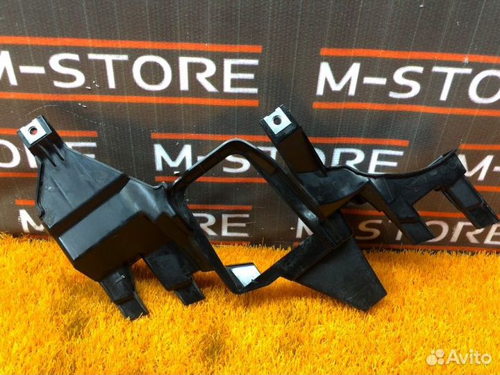 Кронштейн фары правый Bmw 7-Series E66/65 N62B48B