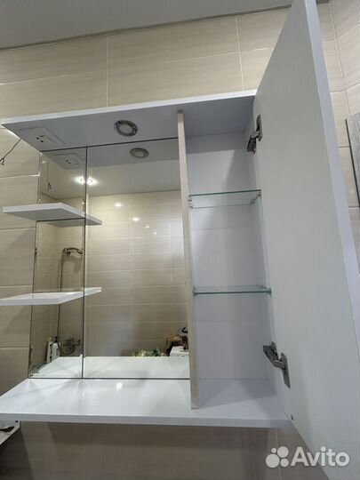 Шкаф с зеркалом в ванную