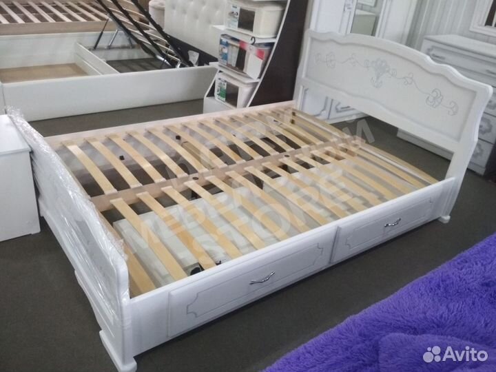 Кровать массив