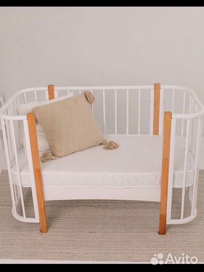 Детская кроватка с маятником белая