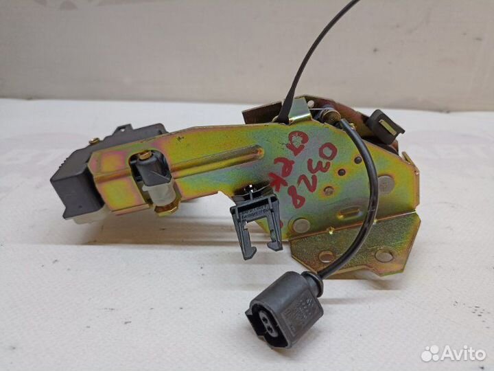 Замок стекла багажника Volkswagen Touareg 7L AXQ