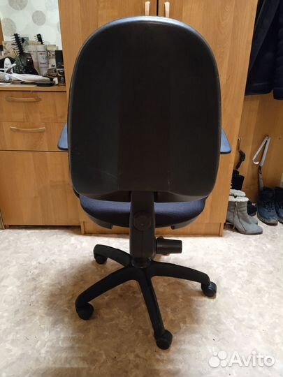 Компьютерное кресло в хорошем состоянии