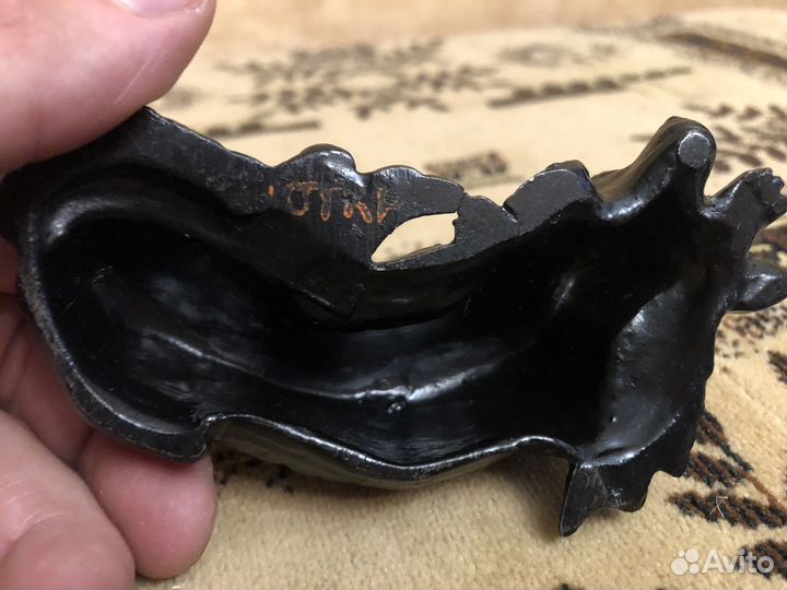 Статуэтка лежащая собака