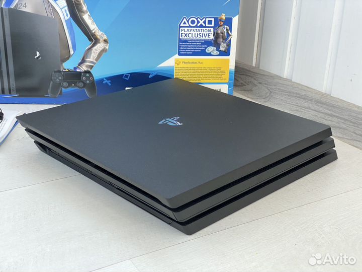 PS4 Pro третья ревизия, два джойстика