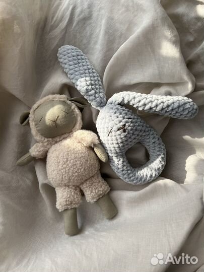 Мягкая игрушка и погремушка