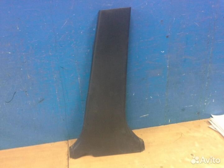 Обшивка средней стойки правая Toyota Avensis II 20