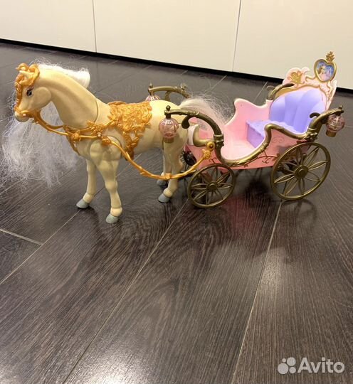 Лошадь с каретой, ржёт, ходит, но прихрамывет