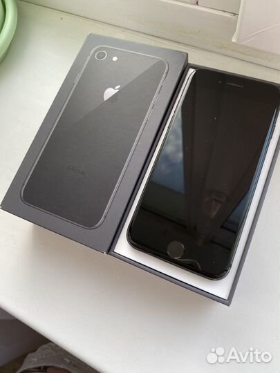Продам iPhone 8