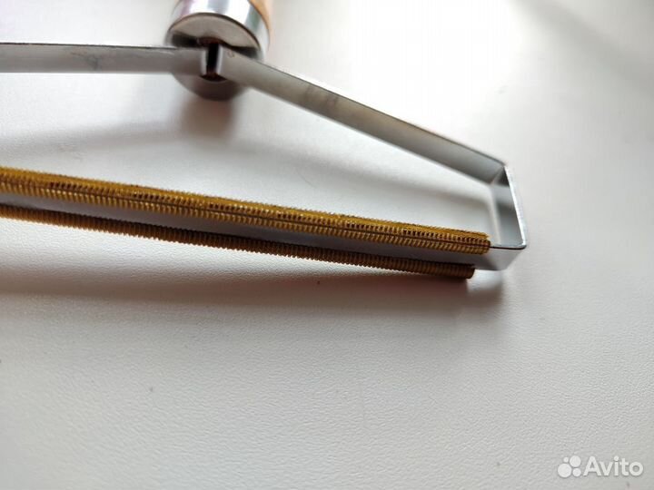 Скребок для чистки мебели, ковров, одежды