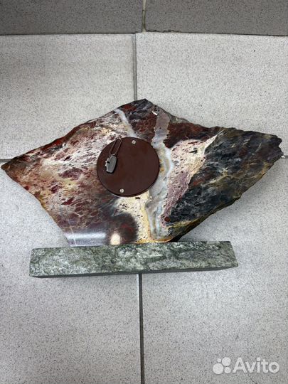 Настольные часы из камня Молния