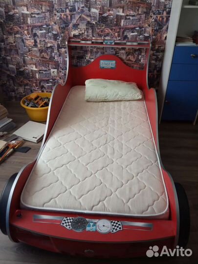 Детская кровать машина