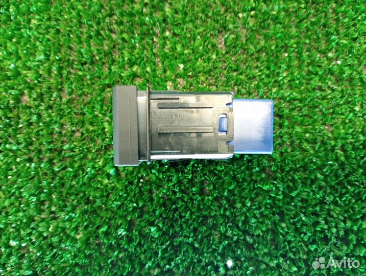 Кнопка открывания лючка бензобака