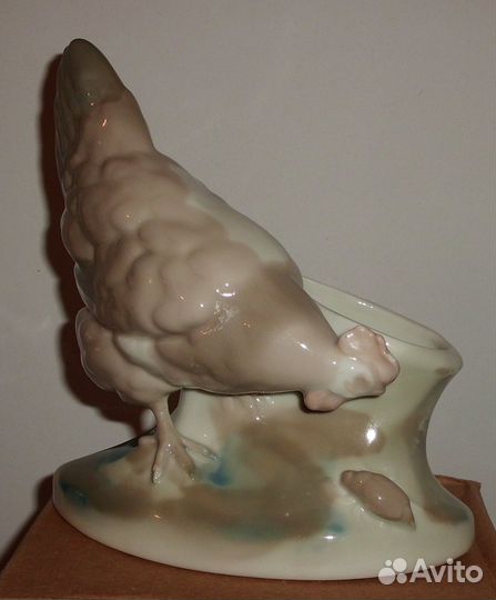 Фарфоровая статуэтка Курица с жуком 20.5 см СССР