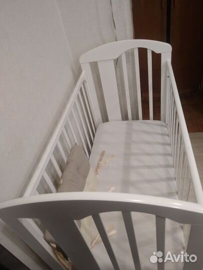 Кроватка детская с маятником и матрасом б у