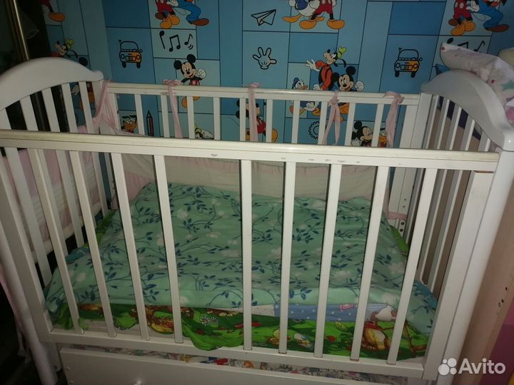 Детская кроватка с маятником и ящиком белая