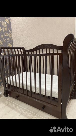 Детская кроватка с маятником