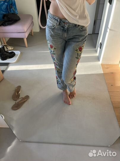 Джинсы zara 32 с вышивкой