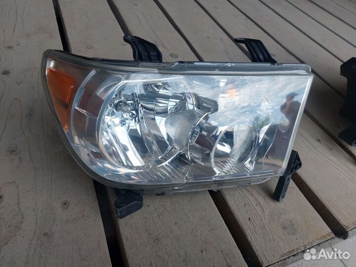 Фара правая Toyota Tundra 2007-13 Sequoia
