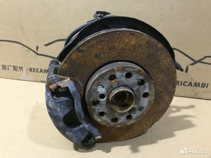 Кулак поворотный левый Skoda Octavia A7