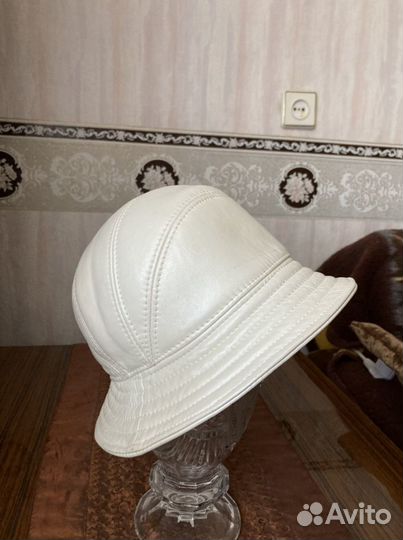 Шляпка кожанная белая демисезон