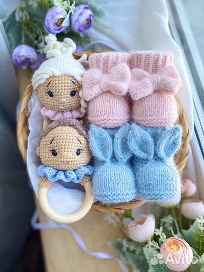 Вязанные игрушки-подарок на выписку