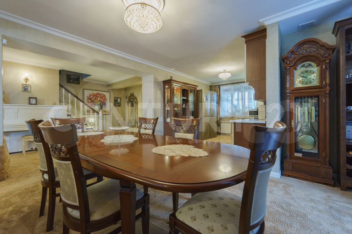 Коттедж 520 м² на участке 10 сот.