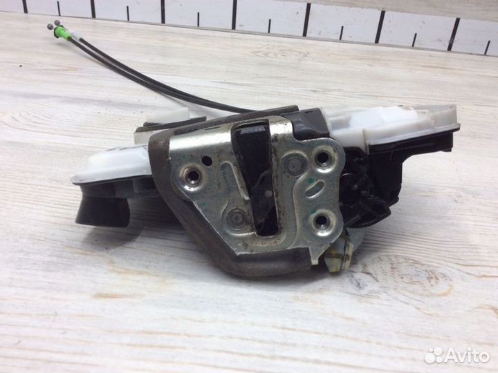 Замок двери передней левой Toyota Corolla E18