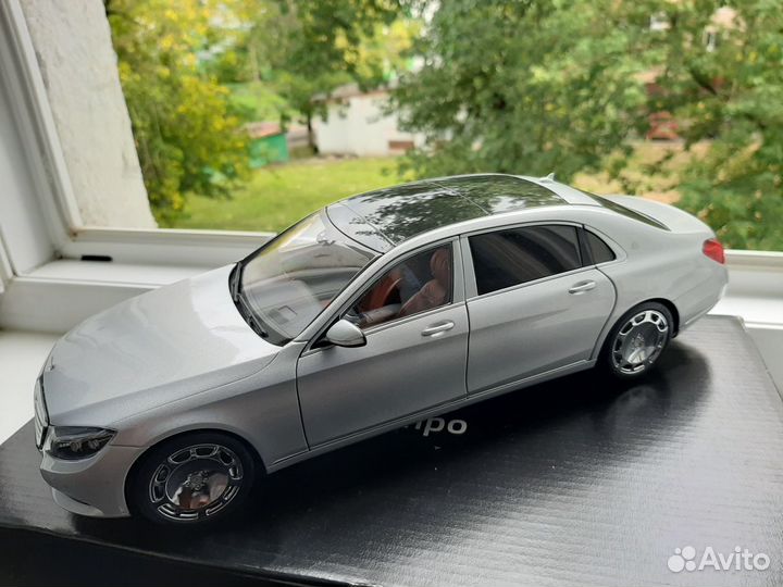 Модель автомобиля Mercedes Maybach 1/18 Autoart