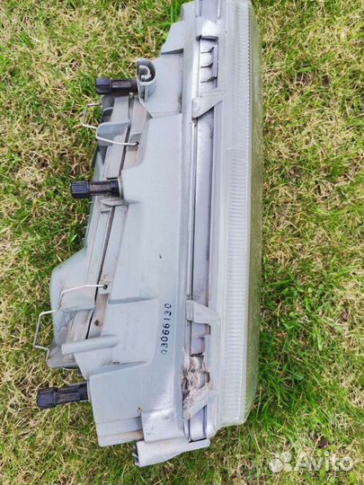 Фара правая мерседес бенц, есть запчасти к нему