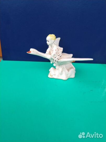 Фарфоровая статуэтка 