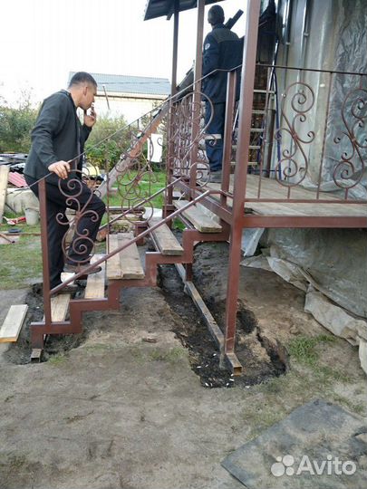 Крыльцо входная группа с площадкой, с ковкой