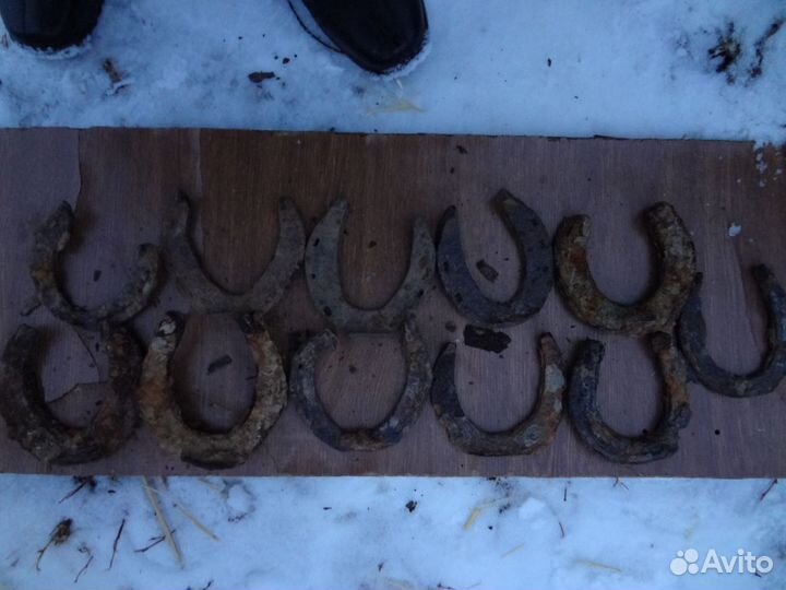 Жернова, топор и подковы кованые 18-19 век