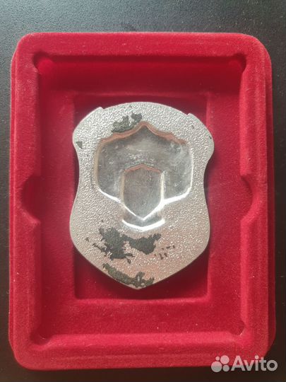 Очень похож на должностной жетон, бляха, фскн