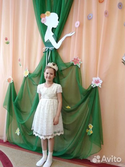 Шляпка на заколках, платье