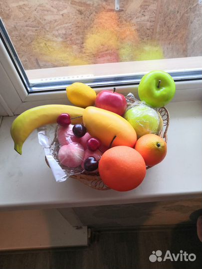 Искусственные фрукты, корзинка