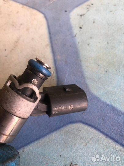 Форсунка топливная бензиновая 06F906036