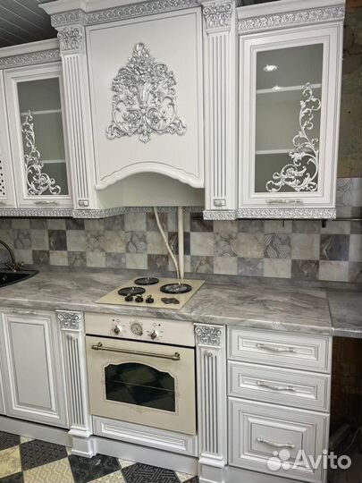 Кухонный гарнитур белый в серебре 2.40