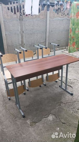 Парта школьная и 4 стула