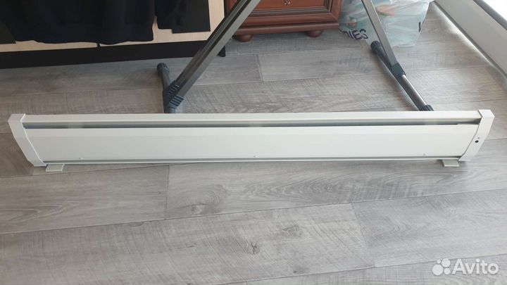 Электрический плинтусный обогреватель