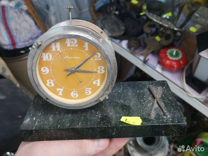 Часы молния барабан на камне