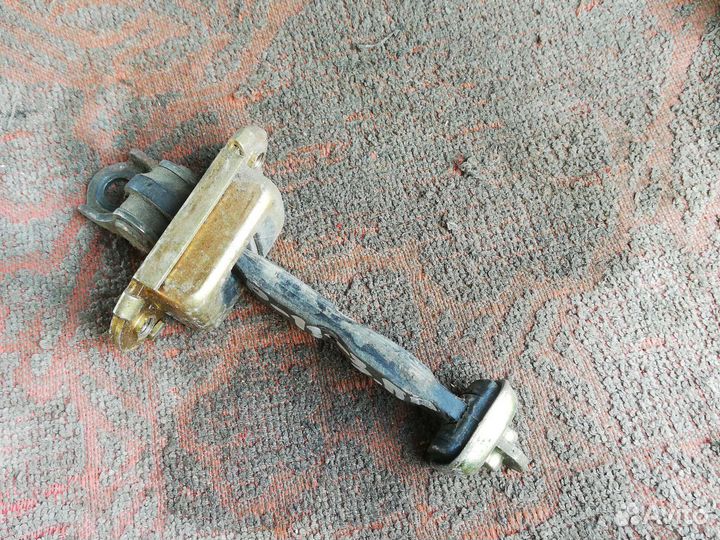 Ограничитель двери Ниссан Премьера Комфорт Р11