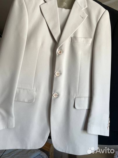 Костюм светлого серого цвета