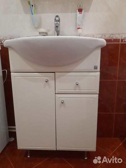 Тумба с раковиной и зеркалом для ванной