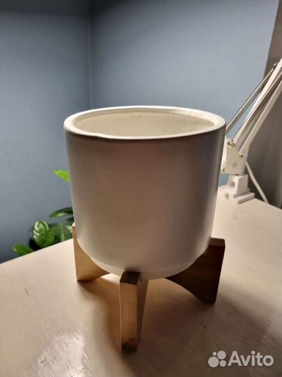 Кашпо для цветов на подставке керамика D-15