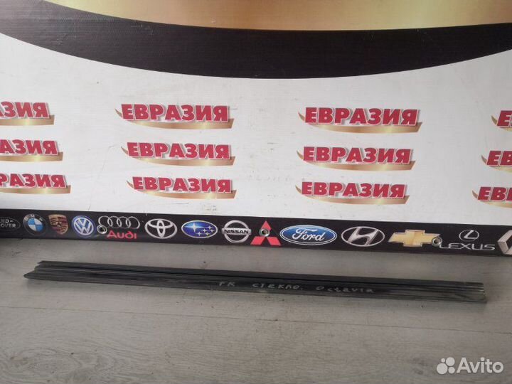 Молдинг стекла передний правый Skoda Octavia A5