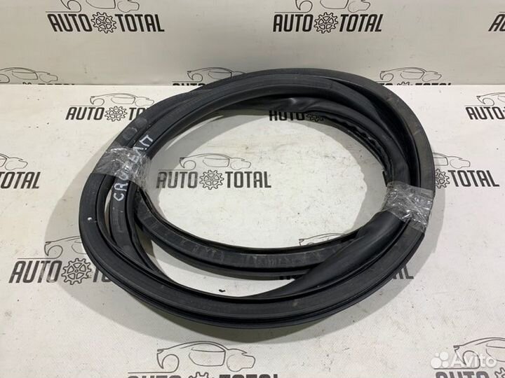 Резинка уплотнительная двери передняя левая