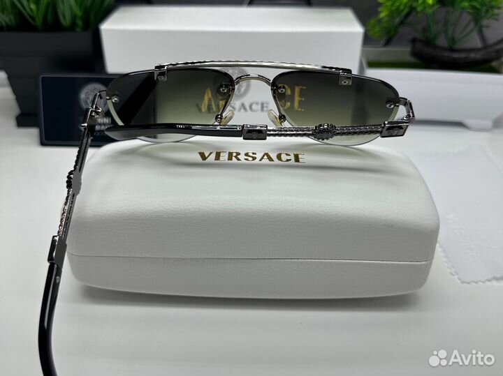 Солнцезащитные очки versace