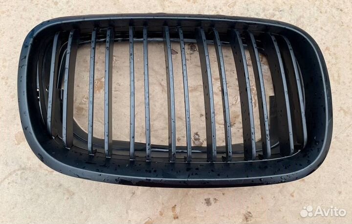 Решетка радиатора BMW X5 E70 пассажирская сторона